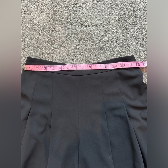 Alice + Olivia Mini Pleated shorts - Picture 3 of 8